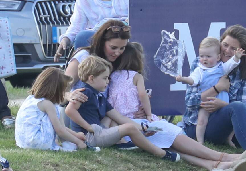 Kate Middleton tout aussi belle en robe Zara pour jouer avec ses enfants George et Charlotte
