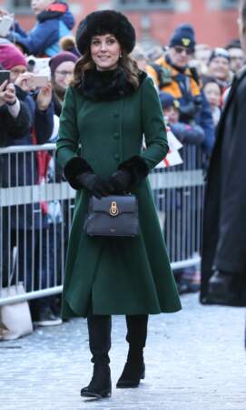 Kate Middleton enceinte en voyage à Stockholm le 30 janvier 2018 en manteau vert sombre et chapka assortie