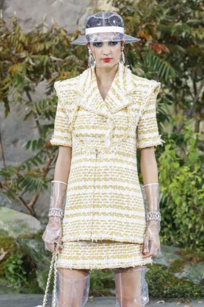 Le jaune doux en tweed star du défilé Chanel prêt à porter Printemps été 2018