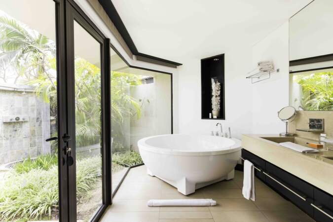 Des salles de bains avec vue et douche extérieure au LUX* Belle Mare à l'île Maurice.