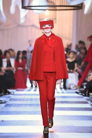 Tailleur smoking avec cape plissée rouge, parmi les 10 pièces spécialement conçues pour Shanghai.