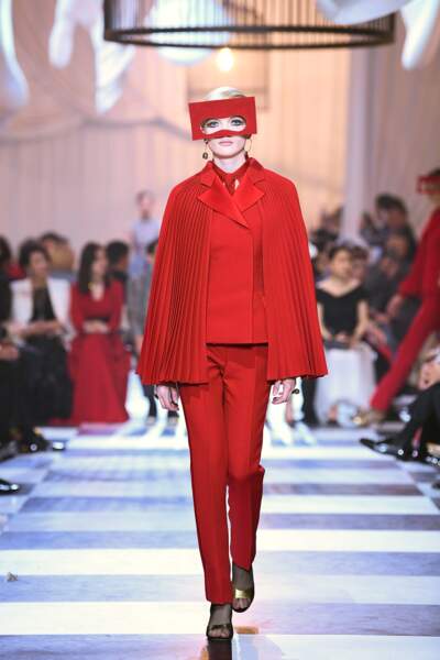 Tailleur smoking avec cape plissée rouge, parmi les 10 pièces spécialement conçues pour Shanghai.