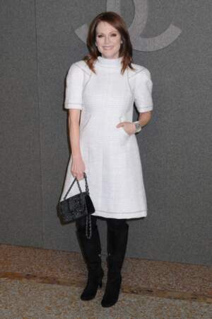 Julianne Moore stylée en robe blanche et bottes noires chez Chanel
