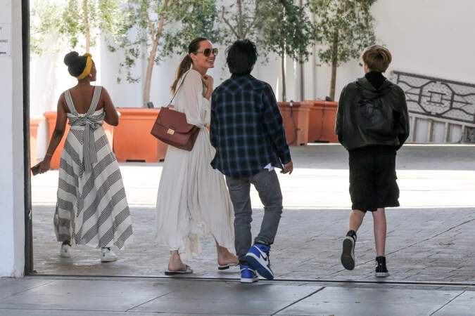 Angelina Jolie et ses enfants sont allés déjeuner dans le quartier de West Hollywood à Los Angeles