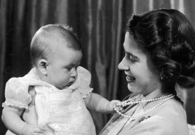 Le Prince Charles dans les bras de la Reine Elisabeth