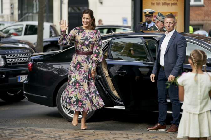 La princesse Mary de Danemark est dans le thème avec une robe à fleurs