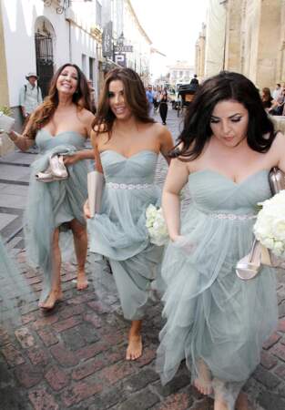En mai 2015, Eva Longoria marche pieds nus pour le mariage de son amie Alina Melissa Peralta à Cordoba