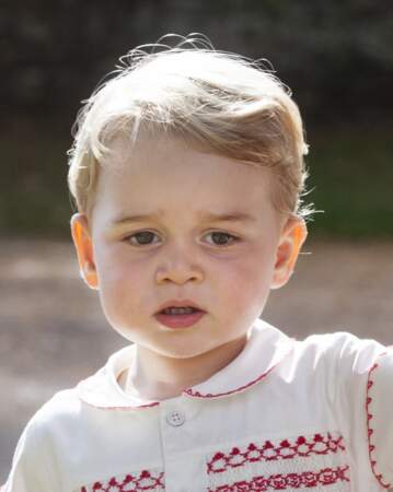 Le prince George, le jour du baptême de la princesse Charlotte, en juillet 2015