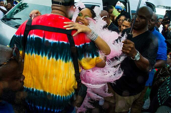 Rihanna étreint joyeusement un homme au t-shirt coloré