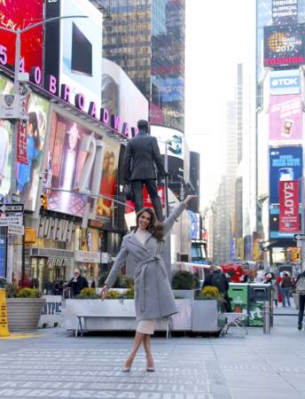 Iris, Miss Univers 2016, investit Times Square en élégant manteau gris et robe tube Ronny Kobo, le 6 février 2017