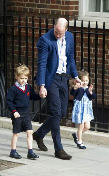 George, Charlotte et William à leur arrivée à la maternité pour découvrir leur petit frère