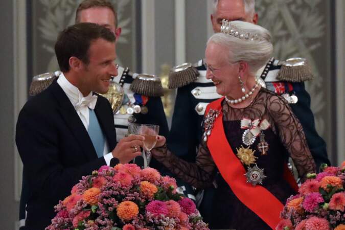 Emmanuel Macron en pleine conversation avec la reine Margrethe II de Danemark.