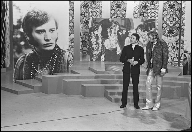 Johnny Hallyday et Michel Drucker sur le plateau de l'émission "Tilt Magazine" en 1967