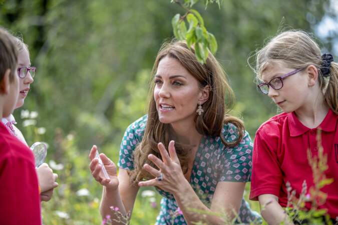 Kate Middletonfait découvrir les jardins aux enfants en robe estivale