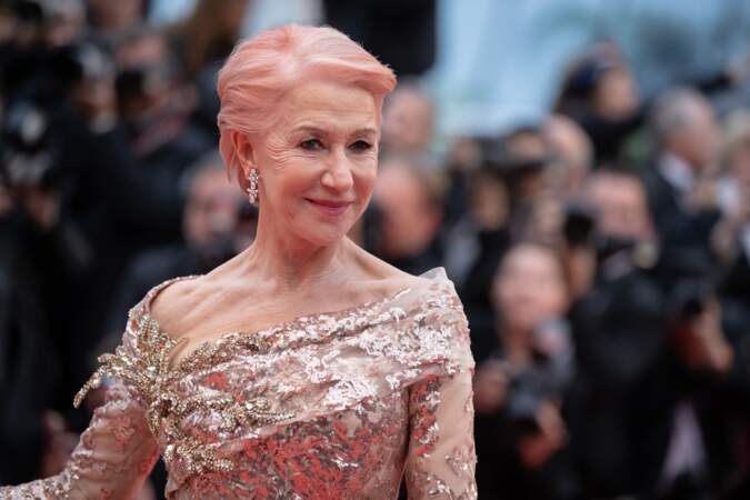 Helen Mirren et sa coloration rose pastel, lors de la montée des marches à Cannes le 18 mai 2019