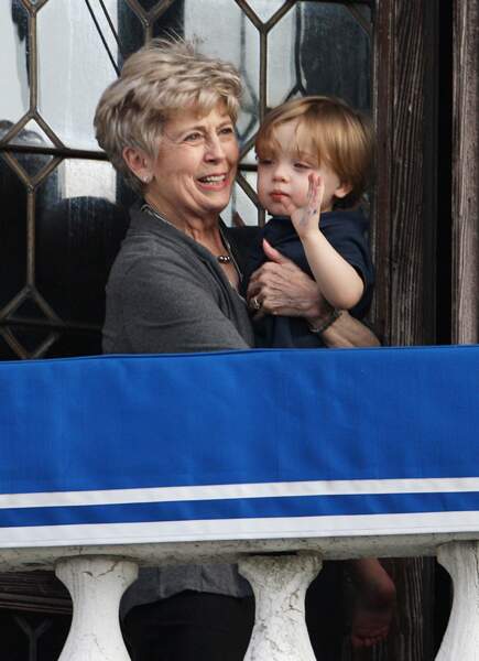 Knox, avec sa grand-mère paternelle, Jane Pitt, en avril 2010, à Venise. Angelina y tournait "The Tourist".