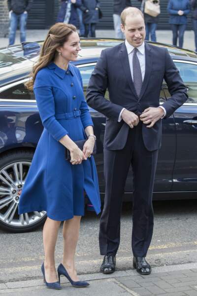Kate Middleton a revêtu pour l'occasion une robe bleue ceinturée.