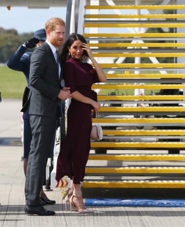 Le prince Harry et Meghan Markle (en robe Hugo Boss) à l'aéroport de Sydney, le 28 octobre 2018