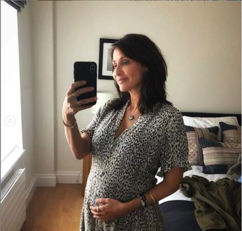 Natalia Imbruglia en jolie robe d'été enceinte de son premier enfant
