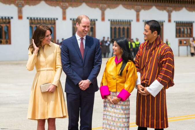 Le duc et la duchesse de Cambridge accueillis sur le tarmac par la soeur du Roi du Bhoutan et son époux