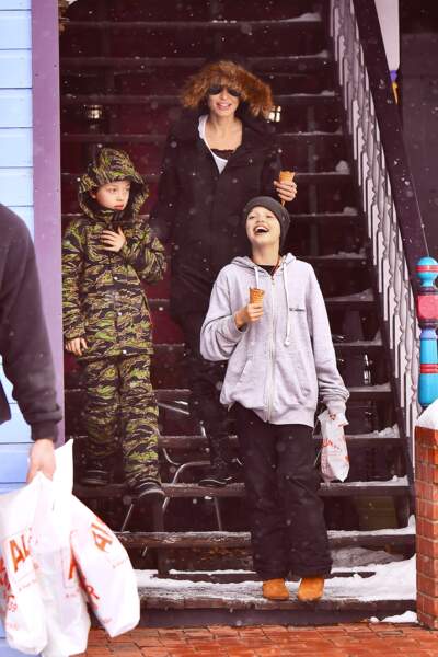 Angelina Jolie, Shiloh et Knox à la sortie du marchand de glaces