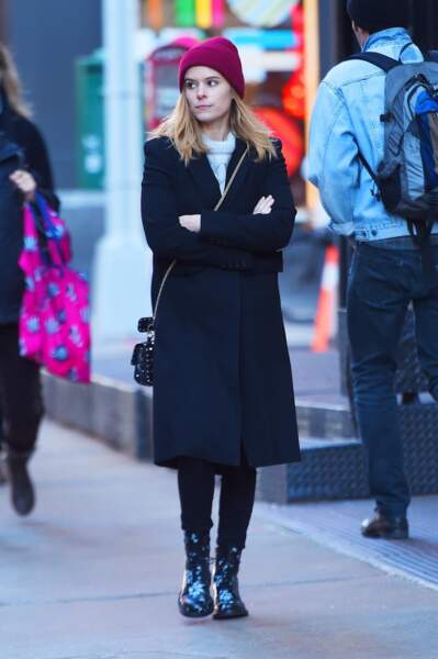 Kate Mara en long manteau noir, Doc Martens et bonnet bordeaux le 7 décembre 2017 à New York