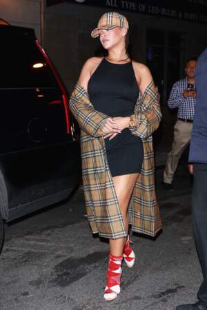 Rihanna en total look Burberry dans les rues de New York le 10 octobre 2017