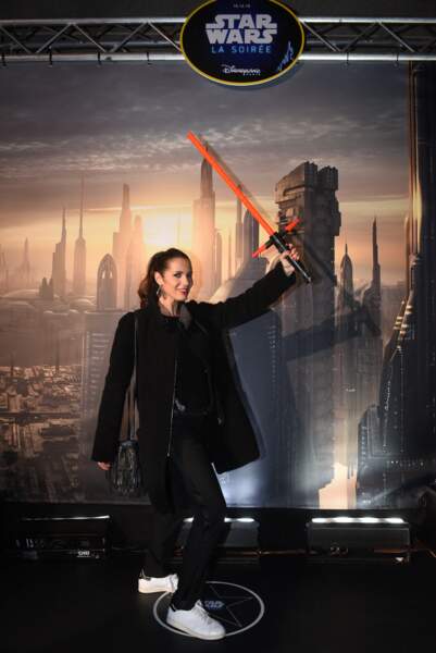 Elisa Tovati a récupéré le sabre laser de Kylo Ren