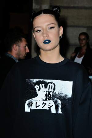 Bouche bleue abysses, regard félin et coiffure Kawaï pour Adèle Exarchopoulos