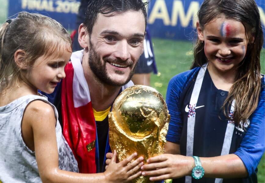 Hugo Lloris et ses filles, Anne-Rose et Giuliana, prennent la Coupe du monde dans leurs mains après la victoire