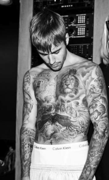 Justin  Bieber mélange tatouage animal et tribal sur les bras, le torse et le dos