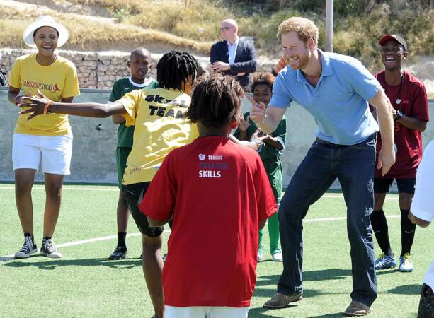Le Prince Harry mouille la chemise avec les enfants de Khayelitsha 