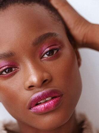 Le maquillage monochromatique rose métallique 