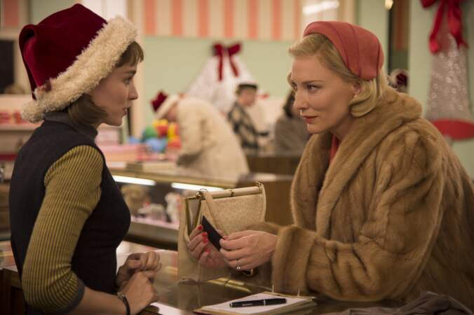 Cate Blanchett dans Carol revisite le chic du style New Look des années 1950 avec son bibi, sa fourrure et son sac 