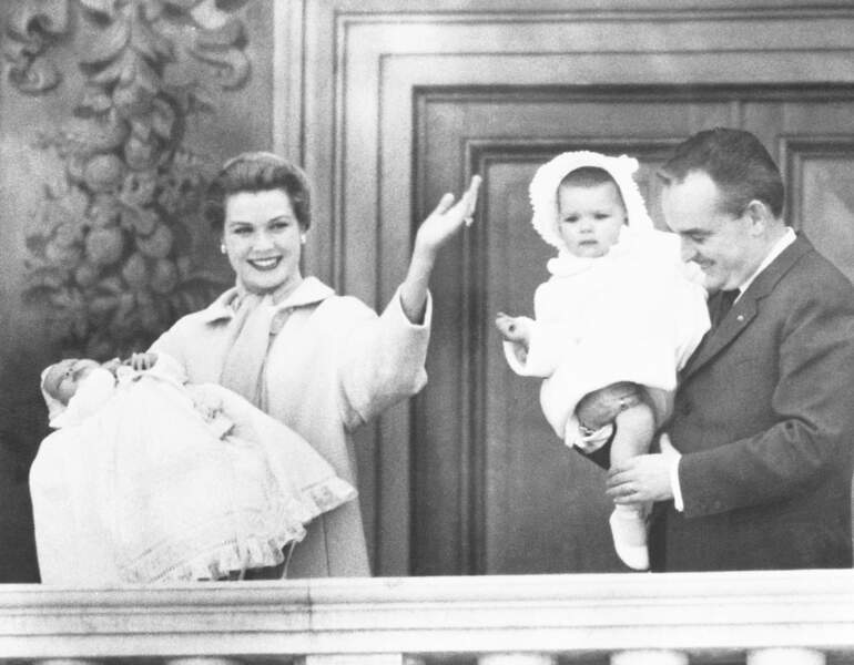 La princesse Grace, le prince Albert, Caroline et Rainier de Monaco en 1958 au balcon du palais princier