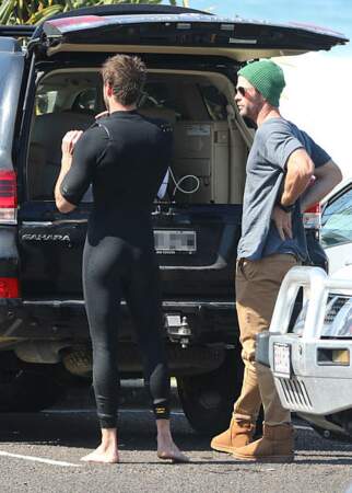 Liam Hemsworth et son frère Chris Hemsworth, ont opté pour une petite session surf pour se changer les idées