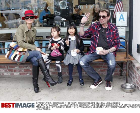 En février 2012 après la sortie de l'école, Johnny, Laeticia, Jade et Joy déguste des yaourts glacés à Los Angeles 