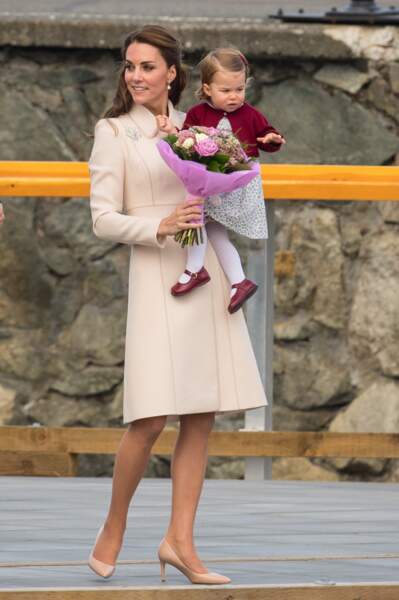 Un beau manteau à col pour la princesse Kate au Canada