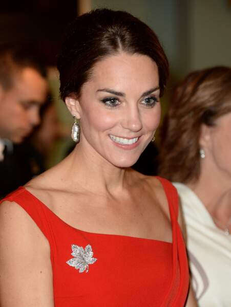 Kate Middleton glamour et sexy en robe rouge moulante à une soirée contre le cancer du sein 