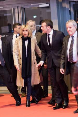 Brigitte Macron en slim, long manteau et bottines noires