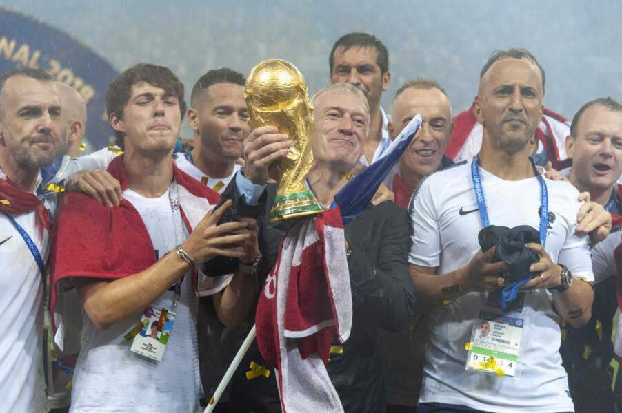 Didier Deschamps, et son fils Dylan à gauche, après la victoire des Bleus à la Coupe du monde