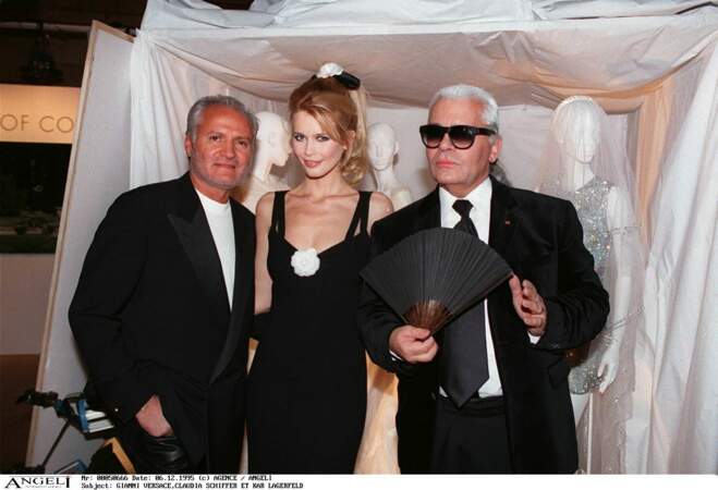 Claudia Schiffer pose avec Gianni Versace et Karl Lagerfeld