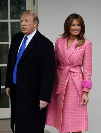 Très remarqué, le manteau de la First lady : un manteau signé Fendi, avec manchettes en vison rose