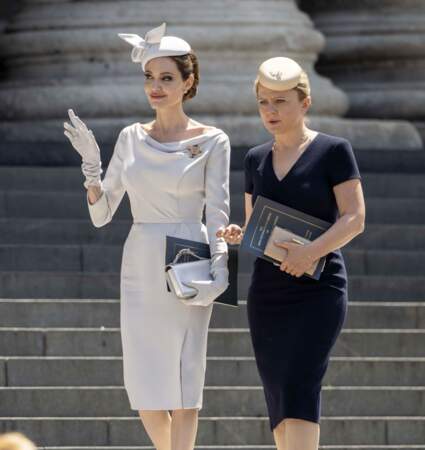 28 juin: Angelina Jolie arrive au 200e anniversaire de l'Ordre de Saint-Michel et Saint-Georges, avec Arminka Helic
