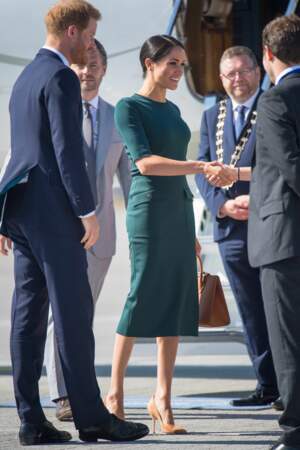 Le prince Harry et Meghan Markle, en robe fourreau Givenchy, à l'aéroport de Dublin le 10 juillet 2018