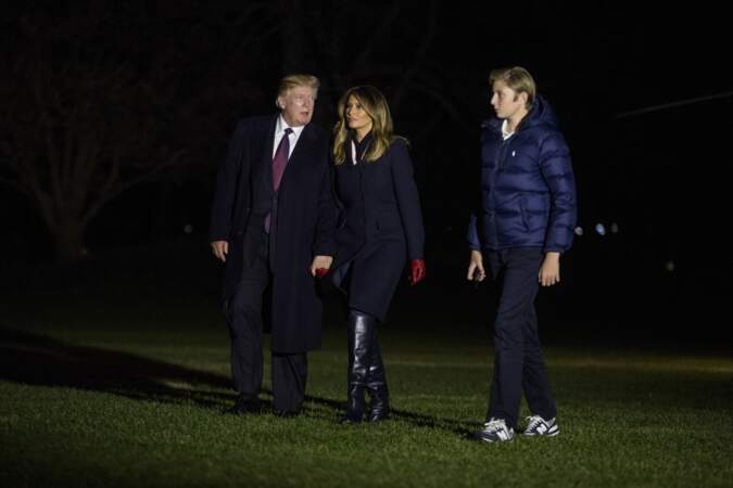 Melania Trump avec des gants bordeaux sublimes, on ne voit qu'eux !