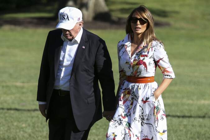 L'épouse de Donald Trump a misé sur un look estival avec cette robe blanche imprimée de perroquets et de fleurs