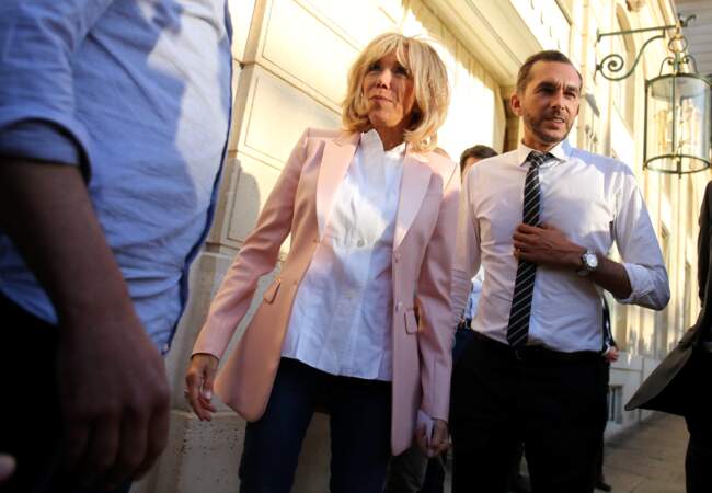 Brigitte Macron en veste rose Louis Vuitton pour la fête de la musique