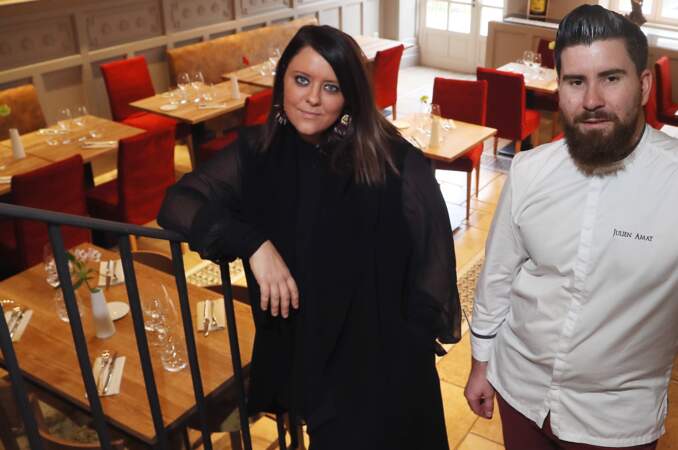 Aurélie Cabrel et le chef Julien Amat, à l'intérieur de l'hôtel restaurant "Le Square" à Astaffort
