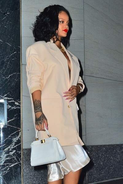 Rihanna mise sur un carré bouclé très naturel et une bouche rouge
